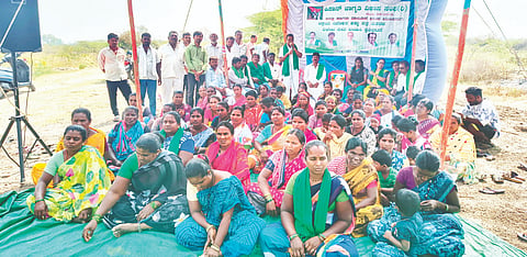 ಮುಂಡರಗಿ ಪಟ್ಟಣದ ಶಿರೋಳ ಬಳಿ ಆಶ್ರಯ ಮನೆ (shelter sites)ನಿರ್ಮಿಸಲು ಖರೀದಿಸಿರುವ ಜಮೀನಿನಲ್ಲಿ ತಾಲೂಕು ಕಿಸಾನ್ ಜಾಗೃತಿ ವಿಕಾಸ ಸಂಘದ ಕಾರ್ಯಕರ್ತರು ಸೋಮವಾರ ಪ್ರತಿಭಟನೆ ನಡೆಸಿದರು. 