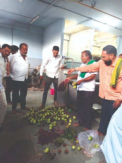 ಮುಗಳಖೋಡ ಪಟ್ಟಣದ  ಇಂದಿರಾ ಕ್ಯಾಂಟೀನ್‌ನಲ್ಲಿ ಬಳಸುತ್ತಿರುವ ಕೊಳೆತ ತರಕಾರಿಗಳನ್ನು ತೋರಿಸುತ್ತಿರುವ ಗ್ರಾಮಸ್ಥರು. ಚೇತನ ಯಡವನ್ನವರ, ಶ್ರೀಶೈಲ ಅಂಗಡಿ, ಸುರೇಶ ಹೊಸಪೇಟಿ, ಕರೆಪ್ಪ ಮಂಟೂರ ಇತರರಿದ್ದರು.