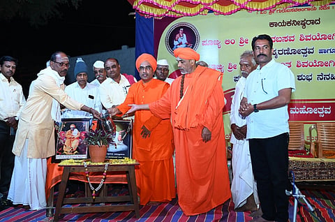 ಸವದಿ ಗ್ರಾಮದ ಸಂಗನಬಸವ ಮಠದಲ್ಲಿ ಹಮ್ಮಿಕೊಂಡಿದ್ದ ಪ್ರವಚನ ಕಾರ್ಯಕ್ರಮವನ್ನು ಗಣ್ಯರು ಉದ್ಘಾಟಿಸಿದರು. ಗುರುಮಹಾಂತ ಸ್ವಾಮೀಜಿ, ಗುರುಸಿದ್ಧೇಶ್ವರ ಸ್ವಾಮೀಜಿ, ಸಂಗನಗೌಡ ಪಾಟೀಲ, ಈರಣ್ಣ ಅಜೂರ ಇತರರಿದ್ದರು.