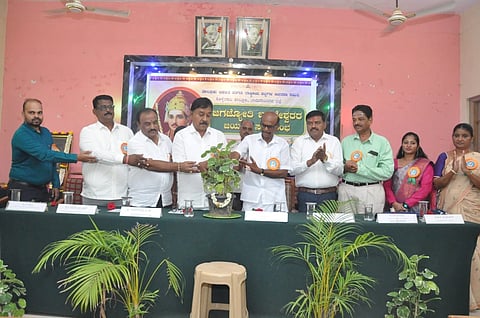 ಕೊಳ್ಳೇಗಾಲದ ತಾಲೂಕು ಪಂಚಾಯತಿ ಸಭಾಂಗಣದಲ್ಲಿ ಆಯೋಜಿಸಿದ್ದ ಕಾರ್ಯಕ್ರಮವನ್ನು ಶಾಸಕ ಎ.ಆರ್.ಕೃಷ್ಣಮೂರ್ತಿ ಉದ್ಘಾಟಿಸಿದರು. ರಾಜೇಂದ್ರ, ನಂಜುಂಡಸ್ವಾಮಿ, ಪುಟ್ಟಣ್ಣ, ಗುರು ಶಾಂತಪ್ಪ ಬೆಳ್ಳುಂಡಗಿ ಕುಮಾರ್, ಮಂಜುಳಾ,  ರುದ್ರಮ್ಮ ಶರಣಯ್ಯ ಇದ್ದರು. 