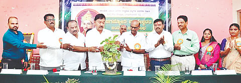 ಕೊಳ್ಳೇಗಾಲದ ತಾಲೂಕು ಪಂಚಾಯತಿ ಸಭಾಂಗಣದಲ್ಲಿ ಆಯೋಜಿಸಿದ್ದ ಕಾರ್ಯಕ್ರಮವನ್ನು ಶಾಸಕ ಎ.ಆರ್.ಕೃಷ್ಣಮೂರ್ತಿ ಉದ್ಘಾಟಿಸಿದರು. ರಾಜೇಂದ್ರ, ನಂಜುಂಡಸ್ವಾಮಿ, ಪುಟ್ಟಣ್ಣ, ಗುರು ಶಾಂತಪ್ಪ ಬೆಳ್ಳುಂಡಗಿ ಕುಮಾರ್, ಮಂಜುಳಾ,  ರುದ್ರಮ್ಮ ಶರಣಯ್ಯ ಇದ್ದರು. 