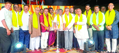 ರಾಮದುರ್ಗದಲ್ಲಿ  ಬನಶಂಕರಿದೇವಿ ರಥೋತ್ಸವ ಅಂಗವಾಗಿ ಹಮ್ಮಿಕೊಂಡಿದ್ದ ಧರ್ಮಸಭೆಯನ್ನು ಗಣ್ಯರು ಉದ್ಘಾಟಿಸಿದರು. ಶಂಕ್ರಣ್ಣ ಮುರುಡಿ, ಪಿ.ಆರ್.ಸೂಳಿಭಾವಿ, ರಾಮಚಂದ್ರ ಯಾದವಾಡ ಇತರರಿದ್ದರು.