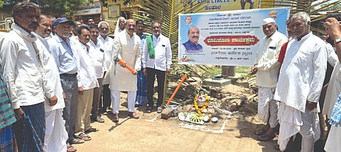 ಕಲಹಾಳ ಗ್ರಾಮದಲ್ಲಿ ಕಲಹಾಳ&ಚಿಕ್ಕೊಪ್ಪ ಎಸ್​.ಕೆ ರಸ್ತೆ ಅಭಿವೃದ್ಧಿ ಕಾಮಗಾರಿಗೆ ಶಾಸಕ ಅಶೋಕ ಪಟ್ಟಣ ಭೂಮಿಪೂಜೆ ನೆರವೇರಿಸಿದರು. ಶಂಕರಗೌಡ ಪಾಟೀಲ, ದ್ಯಾವಪ್ಪ ಬೆಳವಡಿ ಇತರರಿದ್ದರು.
