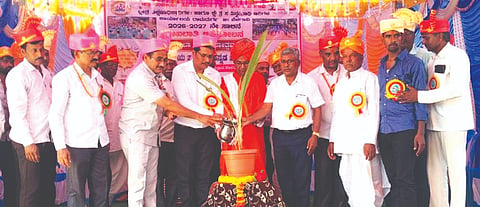 ಕರಡಿಗುಡ್ಡ ಸರ್ಕಾರಿ ಹಿರಿಯ ಪ್ರಾಥಮಿಕ ಶಾಲೆ ಪ್ರಾರಂಭೋತ್ಸವವನ್ನು ಗಣ್ಯರು ಉದ್ಘಾಟಿಸಿದರು. ಬಸವರಾಜ ಐನಾಪುರ, ಮುರುಘೇಂದ್ರ ಕೋರಣೇಶ್ವರ ಸ್ವಾಮೀಜಿ ಇತರರಿದ್ದರು.