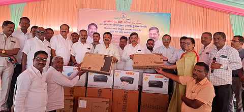 ರಾಯಬಾಗ ಶಾಸಕರ ಗೃಹ ಕಚೇರಿ ಸಭಾಂಗಣದಲ್ಲಿ ತಾಲೂಕಿನ ಅನುದಾನಿತ ಪ್ರೌಢಶಾಲೆ ಮತ್ತು ಕಾಲೇಜುಗಳಿಗೆ ಕಂಪ್ಯೂಟರ್, ಸ್ಕ್ಯಾನರ್ ಮತ್ತು ಪ್ರಿಂಟರ್ ಗಳನ್ನು ಹಣಮಂತ ನಿರಾಣಿ ಹಾಗೂ ಡಿ.ಎಂ.ಐಹೊಳೆ ವಿತರಿಸಿದರು. ಆರ್.ಸೀತಾರಾಮು, ಬಸವರಾಜಪ್ಪ ಆರ್., ಜಿನೇಂದ್ರ ನಿಲಜಗಿ ಇತರರಿದ್ದರು.
