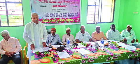 ರಾಯಬಾಗ ಪಟ್ಟಣದ ಸರ್ಕಾರಿ ನೌಕರರ ಭವನದಲ್ಲಿ ಹಮ್ಮಿಕೊಂಡಿದ್ದ ನಿವೃತ್ತ ಸರ್ಕಾರಿ ನೌಕರರ ಸಂಘದ ವಾರ್ಷಿಕ ಸಭೆಯಲ್ಲಿ ಐ.ಆರ್.ಮಠಪತಿ ಮಾತನಾಡಿದರು. ಸಣ್ಣಪ್ಪ ಮೀಸಿ, ಎಸ್.ಜಿ.ಸಿದ್ದನಾಳ, ಎಂ.ಎಸ್.ಮುದಕವಿ ಇತರರಿದ್ದರು.