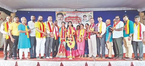 ಸಾಗರದಲ್ಲಿ ಆಯೋ-ಜಿ-ಸಿ-ದ್ದ ಮಕ್ಕಳ ಸಾಹಿತ್ಯ ಸಮ್ಮೇಳನವನ್ನು ಶಿರವಂತೆ ಸರ್ಕಾರಿ ಪ್ರೌಢಶಾಲೆ ವಿದ್ಯಾರ್ಥಿನಿ ಸಾಹಿತ್ಯಾ ಉದ್ಘಾಟಿಸಿದರು. ಲ$್ಮ ಅಟ್ಟೆ, ಡಿ.ಮಂಜುನಾಥ್​, ವಿ.ಗಣೇಶ್​, ಸದಾನಂದ ಶರ್ಮ, ವಿ.ಟಿ.ಸ್ವಾಮಿ ಇತರರಿದ್ದರು.