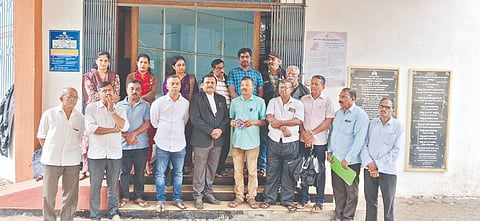 ಜೈನಮುನಿಗಳ ಪಿಂಚ ಬಗ್ಗೆ ಆೇಪಾರ್ಹ ಹೇಳಿಕೆ ನೀಡಿರುವ ಕೇಂದ್ರದ ಮಾಜಿ ಸಚಿವೆ ಮೇನಕಾ ಗಾಂಧಿ ವಿರುದ್ಧ ಕಾನೂನುಕ್ರಮ ಜರುಗಿಸಲು ಒತ್ತಾಯಿಸಿ ದಿಗಂಬರ ಜೈನ ಸಮಾಜ ಸೇವಾ ಟ್ರಸ್ಟ್​ ಪ್ರಮುಖರು ಸಾಗರ ಎಸಿ ಕಚೇರಿಗೆ ಮನವಿ ಸಲ್ಲಿಸಿದರು. ಹಿತಕರ ಜೈನ್​, ನೇಮಯ್ಯ ಜೈನ್​, ಗಜೇಂದ್ರ,  ಜ್ಯೋತಿ, ಲತಾ, ಕವಿತಾ ಇತರರಿದ್ದರು.