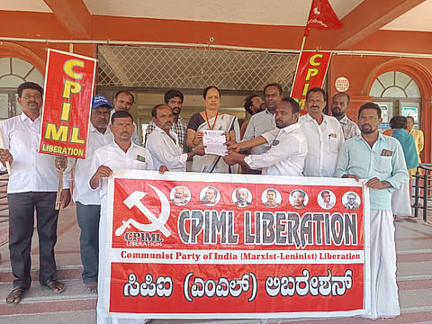 ಸಿಂಧನೂರಿನಲ್ಲಿ  ತಹಸಿಲ್ ಕಚೇರಿಯ ಶಿರಸ್ತೇದಾರ್ ವೀಣಾಗೆ ಸಿಪಿಐ(ಎಂಎಲ್) ಲಿಬರೇಷನ್ ಕಾರ್ಯಕರ್ತರು ಮನವಿ ಸಲ್ಲಿಸಿದರು. ಪಕ್ಷದ ತಾಲೂಕು ಕಾರ್ಯದರ್ಶಿ ಬಸವರಾಜ ಬೆಳಗುರ್ಕಿ, ರಾಘವೇಂದ್ರ ಉಪ್ಪಳ, ಬಸವರಾಜ ಕೊಂಡೆ ಇತರರಿದ್ದರು.