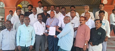ಸಿಂಧನೂರಿನಲ್ಲಿ ಪ್ರಗತಿಪರ ಸಂಘಟನೆಗಳ ಒಕ್ಕೂಟದಿಂದ ಶಿರಸ್ತೇದಾರ್ ಅಂಬಾದಾಸ್ ಅವರಿಗೆ ಮನವಿ ಸಲ್ಲಿಸಲಾಯಿತು. 