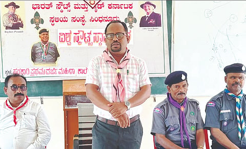 ಸಿಂಧನೂರಿನ ಸರ್ಕಾರಿ ಪ್ರಥಮ ದರ್ಜೆ ಮಹಿಳಾ ಕಾಲೇಜಿನಲ್ಲಿ ಆಯೋಜಿಸಿದ್ದ ವಿಶ್ವ ಸ್ಕೌಟ್ಸ್ ಸ್ಕಾರ್ಫ್ ದಿನದ ಕಾರ್ಯಕ್ರಮದಲ್ಲಿ ಪ್ರಾಚಾರ್ಯ ಮಹಾಂತಪ್ಪ ಕೊಡಗಲಿ ಮಾತನಾಡಿದರು.