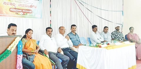 ಸೋಮವಾರಪೇಟೆ ತಾಲೂಕಿನ ಯಡೂರು ಗ್ರಾಮದ ಬಿಟಿಸಿಜಿ ಸರ್ಕಾರಿ ಪದವಿ ಕಾಲೇಜಿನಲ್ಲಿ ಆಯೋಜಿಸಿದ್ದ ಸಹಪಠ್ಯ ಚಟುವಟಿಕೆ ಸಮಾರೋಪ ಸಮಾರಂಭದಲ್ಲಿ ತಾಲೂಕು ನಿವೃತ್ತ ಸರ್ಕಾರಿ ನೌಕರರ ಸಂಘದ ಅಧ್ಯಕ್ಷ ಸಿ.ಕೆ ಮಲ್ಲಪ್ಪ ಮಾತನಾಡಿದರು. ಹರ್ಷ, ಸುನಿತಾ, ಉಲ್ಲಾಸ್, ಸೋಮೇಶ್ ಇದ್ದರು.