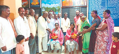 ಬೆಡಸೂರ ಗ್ರಾಮದಲ್ಲಿ ಎಸ್​ಎಸ್​ಎಲ್​ಸಿ ಪರೀೆಯಲ್ಲಿ ಹೆಚ್ಚು ಅಂಕ ಪಡೆದ ವಿದ್ಯಾರ್ಥಿನಿಯರಾದ ಅಕ್ಷತಾ, ಮಹಾದೇವಿ ಅವರನ್ನು ಸನ್ಮಾನಿಸಲಾಯಿತು. ಗುರಶಾಂತಯ್ಯ ಹಿರೇಮಠ, ಶ್ರೀಧರ ಅಸಂಗಿಹಾಳ, ಮಲ್ಲಪ್ಪ ಕುರಿ, ಬಸಪ್ಪ ಮಲ್ಲಾಡ ಇತರರಿದ್ದರು.