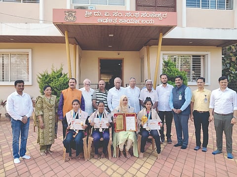 ಸಂಕೇಶ್ವರ ಪಟ್ಟಣದ ಎಸ್‌ಡಿವಿಎಸ್ ಸಂಘದ ಆಡಳಿತ ಕಚೇರಿಯಲ್ಲಿ ಸಾಧಕ ವಿದ್ಯಾರ್ಥಿಗಳನ್ನು ಸನ್ಮಾನಿಸಲಾಯಿತು. ಎ.ಬಿ.ಪಾಟೀಲ, ಕೆ.ಸಿ.ಶಿರಕೋಳಿ, ವಿ.ಬಿ.ತೋಡಕರ ಇತರರಿದ್ದರು.