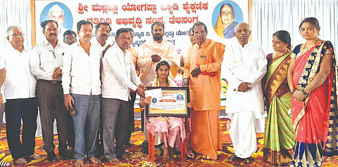 ತೆಲಸಂಗ ಗ್ರಾಮದಲ್ಲಿ ಎಂ.ವೈ.ಖ್ಯಾಡಿ ಶೈಕ್ಷಣಿಕ ದತ್ತಿನಿಧಿ ಅಭಿವೃದ್ಧಿ ಸಂಘದಿಂದ ಸ್ನೇಹ ಚೊಳ್ಳಿಗೆ ಪ್ರತಿಭಾ ಪುರಸ್ಕಾರ ವಿತರಿಸಲಾಯಿತು. ವೀರೇಶ್ವರ ದೇವರು, ಬಸವಲಿಂಗ ಸ್ವಾಮೀಜಿ, ಬಾಬುರಾವ ಮಹಾರಾಜರು ಇತರರಿದ್ದರು.