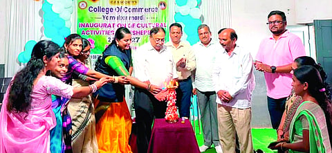 ಸಿಇಎಸ್ ವಾಣಿಜ್ಯ ಮಹಾವಿದ್ಯಾಲಯದಲ್ಲಿ ಹಮ್ಮಿಕೊಂಡಿದ್ದ ಸಾಂಸ್ಕೃತಿಕ ಹಾಗೂ ಕ್ರೀಡಾ ಕಾರ್ಯಕ್ರಮವನ್ನು ಗಣ್ಯರು ಉದ್ಘಾಟಿಸಿದರು. ಶಿವಾನಂದ ಕಮತೆ, ಪಿ.ಬಿ.ಅವಲಕ್ಕಿ ಇತರರಿದ್ದರು.