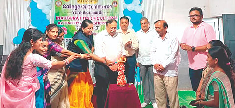 ಸಿಇಎಸ್ ವಾಣಿಜ್ಯ ಮಹಾವಿದ್ಯಾಲಯದಲ್ಲಿ ಹಮ್ಮಿಕೊಂಡಿದ್ದ ಸಾಂಸ್ಕೃತಿಕ ಹಾಗೂ ಕ್ರೀಡಾ ಕಾರ್ಯಕ್ರಮವನ್ನು ಗಣ್ಯರು ಉದ್ಘಾಟಿಸಿದರು. ಶಿವಾನಂದ ಕಮತೆ, ಪಿ.ಬಿ.ಅವಲಕ್ಕಿ ಇತರರಿದ್ದರು.