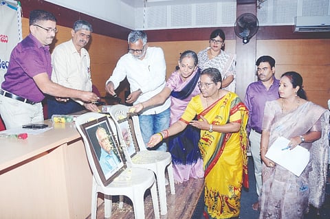 ನಗರದ ಮಹಾರಾಣಿ ಮಹಿಳಾ ಕಲಾ ಕಾಲೇಜಿನಲ್ಲಿ ಮಂಗಳವಾರ ಆಯೋಜಿಸಿದ್ದ ನುಡಿ ನಮನ ಕಾರ್ಯಕ್ರಮದಲ್ಲಿ ಸಾಹಿತಿ ಡಾ.ಎಸ್.ಎಲ್.ಭೈರಪ್ಪ ಮತ್ತು ಡಾ.ಮೊಗಳ್ಳಿ ಗಣೇಶ್ ಭಾವಚಿತ್ರಕ್ಕೆ ಗಣ್ಯರು ಪುಷ್ಪ ನಮನ ಸಲ್ಲಿಸಿದರು. ಡಾ.ಎಂ.ಎಸ್.ಶೇಖರ್, ಡಾ.ಎಂ.ಎಸ್. ವಿಜಯಾ ಹರನ್, ಡಾ.ಎಂ.ಎಸ್.ಅನಿತಾ, ಹರೀಶ ಗೌಡ,  ಡಾ.ಡಿ.ಸುಂದರಿ, ಡಾ.ಎಚ್.ಆರ್. ಚಂದ್ರಕಲಾ ಇನ್ನಿತರರಿದ್ದರು