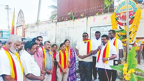 ಹಿರೀಸಾವೆಯ ಶ್ರೀಕಂಠಯ್ಯ ವೃತ್ತದ ಆಟೋ ನಿಲ್ದಾಣದಲ್ಲಿ ಆಯೋಜಿಸಿದ್ದ ಕನ್ನಡ ರಾಜ್ಯೋತ್ಸವ ಕಾರ್ಯಕ್ರಮದಲ್ಲಿ ಶಾಸಕ ಸಿ.ಎನ್.ಬಾಲಕೃಷ್ಣ ಮಾತನಾಡಿದರು. ಪರಮೇಶ್ ಕಸ್ತೂರಪ್ಪ, ಮಹೇಶ್, ರೂಪಾ ಬಿರಾದಾರ್, ವೆಂಕಟೇಶ್, ರವಿಕುಮಾರ್, ಪ್ರಭಾಕರ್, ಮಾರುತಿ ಮಂಜು ಇದ್ದರು.