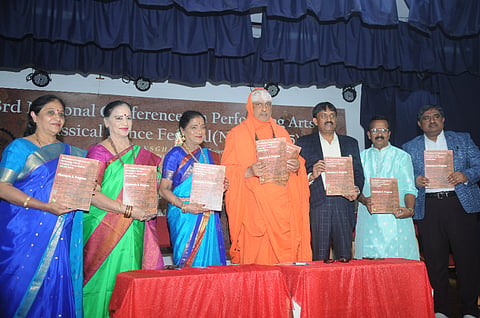  ಸಂಗೀತ  ವಿಶ್ವವಿದ್ಯಾಲಯದ ಆವರಣದಲ್ಲಿ ಗುರುವಾರ ಆಯೋಜಿಸಿದ್ದ 3ನೇ ಪ್ರದರ್ಶಕ ಕಲೆಗಳ ರಾಷ್ಟ್ರೀಯ ಸಮ್ಮೇಳನ ಮತ್ತು ಶಾಸ್ತ್ರೀಯ ನೃತ್ಯೋತ್ಸವ ಕಾರ್ಯಕ್ರಮವನ್ನು ಅಂತಾರಾಷ್ಟ್ರೀಯ ನೃತ್ಯ ಕಲಾವಿದೆ ಡಾ.ವಸುಂಧರಾ ದೊರೆಸ್ವಾಮಿ ಉದ್ಘಾಟಿಸಿದರು. ಶ್ರೀ ಶಿವರಾತ್ರಿ ದೇಶಿಕೇಂದ್ರ ಸ್ವಾಮೀಜಿ,  ಡಾ.ನಾಗೇಶ್ ವಿ.ಬೆಟ್ಟಕೋಟೆ,  ಪ್ರೊ. ಎಂ.ಜಿ.ಮಂಜುನಾಥ್, ಪ್ರೊ.ಕೆ.ರಾಮಮೂರ್ತಿ ರಾವ್, ಡಾ.ಶೋಭಾರಾಣಿ ಬೋಳಾರ್ ಇತರರು ಇದ್ದರು. 