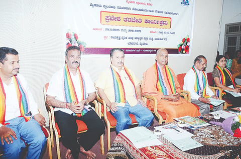  ಯಾದವಗಿರಿಯಲ್ಲಿ ಶುಕ್ರವಾರ ಆಯೋಜಿಸಿದ್ದ ತರಬೇತಿ ಕಾರ್ಯಕ್ರಮದಲ್ಲಿ ಎಸ್.ಆರ್.ನಾರಾಯಣರಾವ್, ಮಹಾಮೇಧಾನಂದಾಜಿ, ಭಾರತಿ ಜಿ.ಭಟ್, ಎಚ್.ವಿ.ರಾಜೀವ್, ಬಿ.ಮಹದೇವಸ್ವಾಮಿ ಇನ್ನಿತರರಿದ್ದರು.