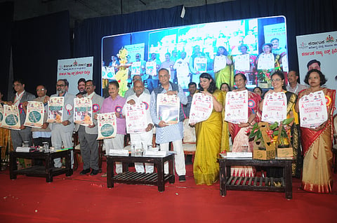  ಆರೋಗ್ಯ ಮತ್ತು ಕುಟುಂಬ ಕಲ್ಯಾಣ ಇಲಾಖೆ, ಕರ್ನಾಟಕ ರಾಜ್ಯ ಏಡ್ಸ್ ಪ್ರಿವೆನ್ಷನ್ ಸೊಸೈಟಿ ಸಹಯೋಗದಲ್ಲಿ ನಗರದ ಜೆ.ಕೆ. ಮೈದಾನದ ಅಮೃತ ಮಹೋತ್ಸವ ಸಭಾಂಗಣದಲ್ಲಿ ಸೋಮವಾರ ಆಯೋಜಿಸಿದ್ದ ರಾಜ್ಯ ಮಟ್ಟದ ವಿಶ್ವ ಏಡ್ಸ್ ದಿನಾಚರಣೆ ಕಾರ್ಯಕ್ರಮವನ್ನು ಆರೋಗ್ಯ ಸಚಿವ ದಿನೇಶ್ ಗುಂಡೂರಾವ್ ಉದ್ಘಾಟಿಸಿದರು. ಶಾಸಕ ಕೆ.ಹರೀಶ್‌ಗೌಡ, ಎಂಎಲ್‌ಸಿ ಸಿ.ಎನ್.ಮಂಜೇಗೌಡ ಇತರರಿದ್ದರು. 