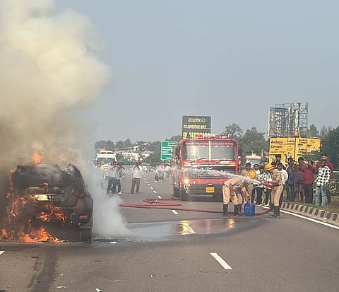 ರಾಮನಗರ ತಾಲೂಕಿನ ಸಂಗನಬಸವನದೊಡ್ಡಿ ಬಳಿಯ ಎಕ್ಸ್​ಪ್ರೆಸ್​ ಹೈವೇಯಲ್ಲಿ ಹಾಲಿನ ಟ್ಯಾಂಕರ್​ಗೆ ಕಾರು ಡಿಕ್ಕಿ ಹೊಡೆದ ಪರಿಣಾಮ ಹೊತ್ತಿ ಉರಿಯಿತು. ಅಗ್ನಿಶಾಮಕ ದಳದ ಸಿಬ್ಬಂದಿ ಬೆಂಕಿ ನಂದಿಸಿದರು. 