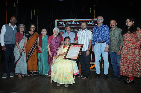ರಂಗರತ್ನ ಸಂಸ್ಥೆ ವತಿಯಿಂದ ನಗರದ ಕಲಾಮಂದಿರದ ಕಿರು ರಂಗಮಂದಿರದಲ್ಲಿ ಶುಕ್ರವಾರ ರಂಗಕರ್ಮಿ ಡಾ.ಸಹನಾ ಪಿಂಜಾರ್ ಅವರಿಗೆ ರಂಗರತ್ನ ಪ್ರಶಸ್ತಿ ಪ್ರದಾನ ಮಾಡಲಾಯಿತು. ಪ್ರೊ.ರಾಮೇಶ್ವರಿ ವರ್ಮ, ಡಾ.ಯು.ಎ.ಶರತ್ ಅನಂತಮೂರ್ತಿ, ತರ್ನೀವ್, ಅಜಿತ್ ಹಾಗೂ ಇತರರು ಇದ್ದರು.