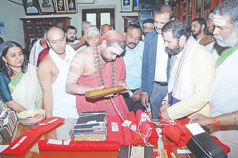 ಮೈವಿವಿ ಪ್ರಾಚ್ಯವಿದ್ಯಾ ಸಂಶೋಧನಾಲಯದಲ್ಲಿರುವ ಹಸ್ತಪ್ರತಿಯ ಗ್ರಂಥವನ್ನು  ಶೃಂಗೇರಿ ಮಠದ ಶ್ರೀವಿಧುಶೇಖರ ಭಾರತೀ ಸ್ವಾಮೀಜಿ ಕುತೂಹಲದಿಂದ ವೀಕ್ಷಿಸಿದರು.ಪ್ರೊ.ಎನ್.ಕೆ.ಲೋಕನಾಥ್, ಪ್ರೊ.ಎನ್.ನಾಗರಾಜು,  ಕೆ.ಎಸ್.ರೇಖಾ,  ಡಾ.ಡಿ.ಪಿ.ಮಧುಸೂದನಾಚಾರ್ಯ,  ಡಾ.ಸಿ.ಪಾರ್ವತಿ ಇದ್ದರು.