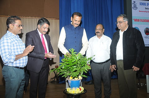ಮಾನಸಗಂಗೋತ್ರಿಯ ಸ್ಕೂಲ್ ಆ್ ಪ್ಲಾ್ಲೃನಿಂಗ್ ಆ್ಯಂಡ್ ಆರ್ಕಿಟೆಕ್ಟರ್ ವಿಭಾಗ ಪ್ರೊ.ಕೆ.ಎಸ್.ರಂಗಪ್ಪ ಸಭಾಂಗಣದಲ್ಲಿ ಏರ್ಪಡಿಸಿದ್ದ ಕಾರ್ಯಕ್ರಮವನ್ನು ಕುಲಪತಿ ಪ್ರೊ.ಎನ್.ಕೆ.ಲೋಕನಾಥ್ ಉದ್ಘಾಟಿಸಿದರು. ಡಾ.ಎಸ್.ಗೋಪಿ ಪ್ರಸಾದ್, ಪ್ರೊ.ಪ್ರಮೋದ್ ಎಂ.ಗವಾರಿ ಇದ್ದರು.