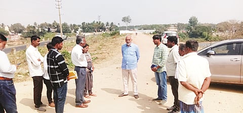 ರಾಮನಾಥಪುರದಲ್ಲಿ ಕಾವೇರಿ ನದಿಗೆ ಅಡ್ಡಲಾಗಿ ನಿರ್ಮಿಸುತ್ತಿರುವ ಸೇತುವೆ ಕಾಮಗಾರಿ ಸ್ಥಗಿತಗೊಂಡಿರುವ ಸ್ಥಳಕ್ಕೆ ಶನಿವಾರ ಶಾಸಕ ಎ. ಮಂಜು ಭೇಟಿ ನೀಡಿ ಪರಿಶೀಲಿಸಿದರು.