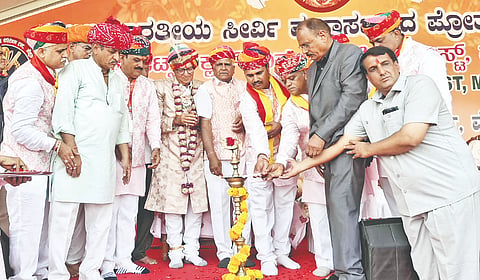 ಮೈಸೂರಿನಲ್ಲಿ ಶಿರ್ವಿ ಸ್ಪೋರ್ಟ್ಸ್ ಕ್ಲಬ್ ಮತ್ತು ಚಾರಿಟೇಬಲ್ ಟ್ರಸ್ಟ್ ಆಶ್ರಯದಲ್ಲಿ ಐದು ದಿನಗಳ ಕಾಲ ಆಯೋಜಿಸಿರುವ ಐದನೇ ಅಖಿಲ ಭಾರತ ಶಿರ್ವಿ ಮಹಾಸಭಾ ಕ್ರೀಡಾ ಸ್ಪರ್ಧೆಗೆ  ಚಾಲನೆ ನೀಡಲಾಯಿತು. ಸುರರಾಮ್ ಚೌಧರಿ, ಗೋಪರಮ್ ರಾಥೋಡ್, ಮೋಹನ್‌ಲಾಲ್ ಬರ್ಫಾ, ಲಖರಾಮ್, ಗಣೇಶಮಲ್ ಸುತಾರ್,ಬನ್ನೂರು ಮಹೇಂದ್ರ ಸಿಂಗ್ ರಾಜಪುರೋಹಿತ್, ಅಗರರಾಮ್ ಇತತರು ಇದ್ದರು.