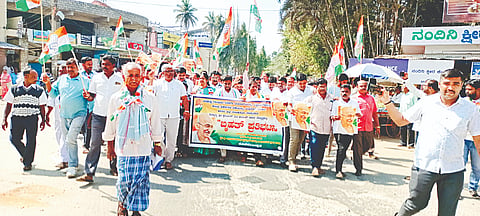 ಹೊಳೆನರಸೀಪುರದಲ್ಲಿ ಸಂಸದ ಶ್ರೇಯಸ್ ಪಟೇಲ್ ನೇತೃತ್ವದಲ್ಲಿ ಕೇಂದ್ರ ಸರ್ಕಾರದ ವಿರುದ್ಧ ಬೃಹತ್ ಪ್ರತಿಭಟನೆ ನಡೆಯಿತು.