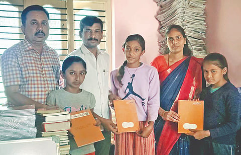ದೊಡ್ಡಕೊಪ್ಪಲು ಗ್ರಾಮದಲ್ಲಿ ಮಕ್ಕಳಿಗೆ ಪ್ರಾಧ್ಯಾಪಕ ಪ್ರೊ. ಪರಶುರಾಮ್ ಲೇಖನ ಸಾಮಗ್ರಿ ವಿತರಿಸಿದರು.