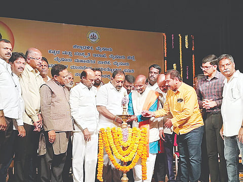 ಕಲಾಮಂದಿರದಲ್ಲಿ ಭಾನುವಾರ ಆಯೋಜಿಸಿದ್ದ ಮಡಿವಾಳ ಮಾಚಿದೇವ ಜಯಂತಿ ಕಾರ್ಯಕ್ರಮವನ್ನು ಗಣ್ಯರು ಉದ್ಘಾಟಿಸಿದರು. ಕೆ. ಹರೀಶ್ ಗೌಡ, ಡಾ.ಡಿ.ತಿಮ್ಮಯ್ಯ, ಡಾ.ಮಾನಸ, ಅರುಣ್, ರಫಿ, ಮಂಜುನಾಥ್, ಚನ್ನಕೇಶವ, ಬಿ.ಜಿ.ಕೇಶವ, ರವಿನಂದನ್, ಮಂಜು ಶೆಟ್ಟಿ, ಸಿದ್ದಾಪಾಜಿ ಇತರರಿದ್ದರು.