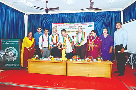 ಕರ್ನಾಟಕ ರಾಜ್ಯ ಸೌಹಾರ್ದ ಸಯುಕ್ತ ಸಹಕಾರ ನಿಯಮಿತದಿಂದ ನಗರದಲ್ಲಿ ಆಯೋಜಿಸಿದ್ದ ತರಬೇತಿ ಕಾರ್ಯಕ್ರಮವನ್ನು ಎಚ್.ವಿ.ರಾಜೀವ್ ಉದ್ಘಾಟಿಸಿದರು. ಎಸ್.ಕೆ.ಮಂಜುನಾಥ್, ಎಸ್.ಎಂ.ಶಶಿರೇಖಾ, ಭಾಸ್ಕರ್ ಹೆಗಡೆ ಕಾಗೇರಿ, ಗುರುಪ್ರಸಾದ್ ಬಂಗೇರ, ಆರ್.ಎಸ್.ಸುರೇಶ, ಎನ್.ಬಲರಾಮ್ ಇತರರು ಇದ್ದರು.