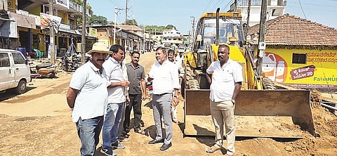 ಬಾಳುಪೇಟೆ ಸಮೀಪ ನಡೆಯುತ್ತಿರುವ ರಸ್ತೆ ಕಾಮಗಾರಿಯನ್ನು ಶಾಸಕ ಸಿಮೆಂಟ್ ಮಂಜು ವೀಕ್ಷಿಸಿದರು. ಮುರುಗೇಶ್, ಹರೀಶ್ ಇತರರಿದ್ದರು.