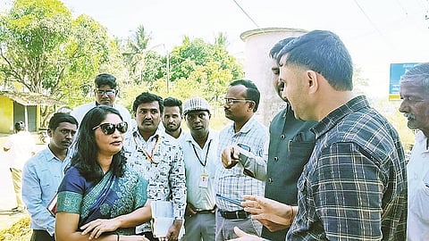 ಇಬ್ಬೀಡು ಗ್ರಾಮಕ್ಕೆ ಜಿಲ್ಲಾಧಿಕಾರಿ ಲತಾಕುಮಾರಿ ಶನಿವಾರ ಭೇಟಿ ನೀಡಿದ ಸಂದರ್ಭ ಗ್ರಾಮಸ್ಥರು ರುದ್ರಭೂಮಿ ಮತ್ತು ಸ್ಥಳೀಯ ಸಮಸ್ಯೆಗಳ ಬಗ್ಗೆ ಮನವಿ ಸಲ್ಲಿಸಿದರು.
