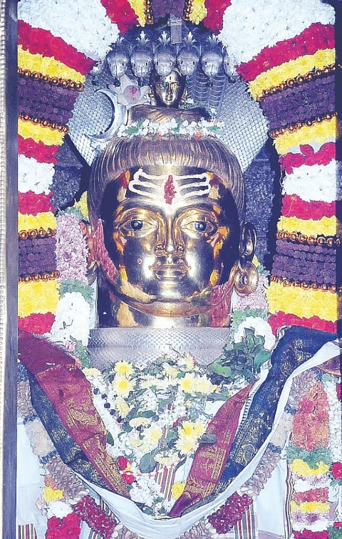 ಅರಮನೆಯ ಪುರಾಣ ಪ್ರಸಿದ್ಧ ತ್ರಿನೇಶ್ವರ ದೇವಾಲಯದ ವಿಷಕಂಠನಿಗೆ ಚಿನ್ನದ ಕೊಳಗ(ಮುಖವಾಡ)ವನ್ನು ಧಾರಣೆ ಮಾಡಿ ವಿಶೇಷ ಪೂಜಾ ಕೈಂಕರ್ಯಗಳು ಅರ್ಪಿಸಲಾಯಿತು.