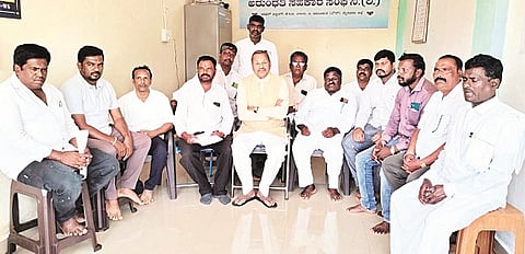 ತಿ.ನರಸೀಪುರದ ಅರುಂಧತಿ ಸಹಕಾರ ಸಂಘದಲ್ಲಿ ನಡೆದ ಕಾರ್ಯಕ್ರಮದಲ್ಲಿ ಸಿ.ರಮೇಶ್ ಮಾದಾರ ಮಹಾಸಭಾದ ತಿ.ನರಸೀಪುರ ಪದಾಧಿಕಾರಿಗಳ ಪಟ್ಟಿ ಬಿಡುಗಡೆ ಮಾಡಿದರು. ಡಾ.ಪ್ರದೀಪ್, ಮಾದಪ್ಪ ಮಾದಿಗ ಇತರರಿದ್ದರು.