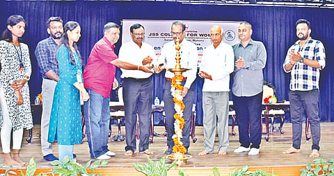  ಸರಸ್ವತಿಪುರಂ ಜೆಎಸ್‌ಎಸ್ ಮಹಿಳಾ ಕಾಲೇಜಿನಲ್ಲಿ ಶುಕ್ರವಾರ ಆಯೋಜಿಸಿದ್ದ ಸಂವಹನ ಮತ್ತು ಮೃದು ಕೌಶಲ ಕುರಿತು ಕಾರ್ಯಾಗಾರವನ್ನು ಮೈವಿವಿ ವೃತ್ತಿ ಕೇಂದ್ರದ ಸಂಯೋಜಕ ಪ್ರೊ.ಆರ್.ಮಹೇಶ್ ಉದ್ಘಾಟಿಸಿದರು. ಡಾ. ರೇಚಣ್ಣ,  ವಿ.ಉಮೇಶ್,  ಡಾ.ಎ.ಜಿ.ಧರ್ಮೇಶ ಇತರರು ಇದ್ದರು.