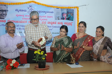 ಮೈಸೂರು ವಿಶ್ವವಿದ್ಯಾಲಯದ ಜೈನಶಾಸ್ತ್ರ ಮತ್ತು ಪ್ರಾಕೃತ ಅಧ್ಯಯನ ವಿಭಾಗದಲ್ಲಿ ಗುರುವಾರ ಆಯೋಜಿಸಿದ್ದ ಕಾರ್ಯಕ್ರಮವನ್ನು ಗಣ್ಯರು ಉದ್ಘಾಟಿಸಿದರು. ಪ್ರೊ.ರಹಮತ್ ತರೀಕೆರೆ, ಪ್ರೊ.ಎಸ್.ಡಿ.ಶಶಿಕಲಾ ಇದ್ದರು.