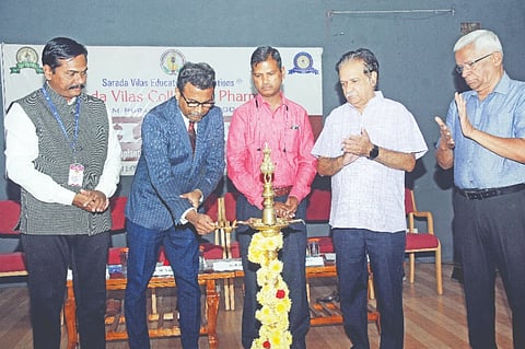 ನಗರದ ಶಾರದಾ ವಿಲಾಸ ಫಾರ್ಮಸಿ ಕಾಲೇಜಿನಲ್ಲಿ ಆಯೋಜಿಸಿದ್ದ ‘ಧಾತೃ’ ಕಾರ್ಯಕ್ರಮದಲ್ಲಿ ಡಾ.ಕಿರಣ್ ಎಂ.ನಾಯ್ಕ, ಡಾ.ಪರಶುರಾಮ್, ಡಾ.ಹನುಮಂತಾಚಾರ್ ಜೋಶಿ, ದಿನೇಶ್, ನರಸಿಂಹ, ಚಂದ್ರಶೇಖರ್ ಇದ್ದರು.