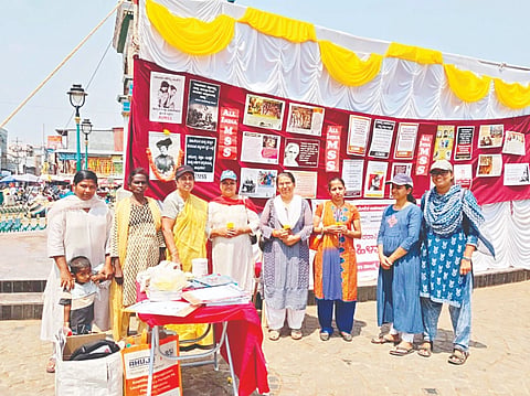 ಎಐಎಂಎಸ್‌ಎಸ್ ವತಿಯಿಂದ ಚಿಕ್ಕ ಗಡಿಯಾರದ ಬಳಿ ಮಹಿಳಾ ದಿನಾಚರಣೆಯ ಅಂಗವಾಗಿ ಸೂಕ್ತಿ ಮತ್ತು ಛಾಯಾಚಿತ್ರ ಪ್ರದರ್ಶನ ಆಯೋಜಿಸಲಾಗಿತ್ತು. ನಳಿನಾ, ಆಸಿಯಾ ಬೇಗಂ, ಜಿ.ಪುಷ್ಪ,  ಪದ್ಮಶ್ರೀ, ಗಾಯಿತ್ರಿ, ಉಷಾ ಇನ್ನಿತರರಿದ್ದರು.
