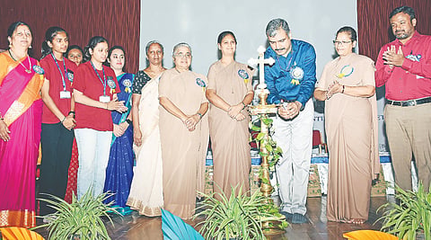 ನಗರದ ಟೆರಿಷಿಯನ್ ಕಾಲೇಜಿನಲ್ಲಿ ಮಂಗಳವಾರ ಆಯೋಜಿಸಿದ್ದ ವೈಜ್ಞಾನಿಕ ಪ್ರಗತಿಯ ಯುಗದಲ್ಲಿ ಬೌದ್ಧಿಕ ಸ್ವತ್ತು ನಿರ್ವಹಣೆ ಕುರಿತ ಅಂತಾರಾಷ್ಟ್ರೀಯ ಸಮ್ಮೇಳನವನ್ನು ಸಿಎಫ್‌ಟಿಆರ್‌ಐನ ಎಂ.ವಿ.ರಘುನಂದನ ಉದ್ಘಾಟಿಸಿದರು. ರೋಹಿಣಿ, ಜುವಾನಿಟಾ, ಸಿ.ಜಯಂತಿ,  ವಿವೇಕ ಚಾರ್ಲ್ಸ್,  ಅಂಜಲಿ, ಬಿ.ಸಪ್ನಾ ಇನ್ನಿತರರಿದ್ದರು.
