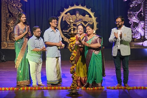  ಸಂಯೋಗ - ಕನೆಕ್ಟಿಂಗ್ ಆರ್ಟ್ಸ್ ಕಲಾ ಶಾಲೆಯು ಯಲಹಂಕ ಸ್ಯಾಟಲೈಟ್ ಟೌನ್‌ನ ಡಾ. ಅಂಬೇಡ್ಕರ್ ಸಭಾಂಗಣದಲ್ಲಿ ಹಮ್ಮಿಕೊಂಡಿದ್ದ ‘ ಲಾಸ್ಯ ರಂಜನಾ’   7 ಜನ ಯುವ ನರ್ತಕಿಯರ ಗೆಜ್ಜೆಪೂಜೆ ಕಾರ್ಯಕ್ರಮವನ್ನು  ಹಿರಿಯ ಭರತನಾಟ್ಯ ವಿದುಷಿ ರೂಪಶ್ರೀ ಮಧುಸೂದನ ಉದ್ಘಾಟಿಸಿದರು. ವಿದುಷಿ ಲತಾ ಲಕ್ಷ್ಮೀಶ, ಯೋಗ ಗುರು ಲಕ್ಷ್ಮೀಶ ಹೆಗಡೆ ಮತ್ತು ಯುವ ಕಲಾವಿದೆಯರು ಹಾಜರಿದ್ದರು.