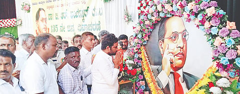ಎಚ್.ಡಿ.ಕೋಟೆ ಪಟ್ಟಣದ ಡಾ.ಬಿ.ಆರ್.ಅಂಬೇಡ್ಕರ್ ಸಮುದಾಯ ಭವನದಲ್ಲಿ ತಾಲೂಕು ಆಡಳಿತ ವತಿಯಿಂದ ಡಾ.ಬಿ.ಆರ್.ಅಂಬೇಡ್ಕರ್ ಅವರ 135ನೇ ಜಯಂತಿ ಕಾರ್ಯಕ್ರಮದಲ್ಲಿ ಶಾಸಕ ಅನಿಲ್ ಚಿಕ್ಕಮಾದು ಅಂಬೇಡ್ಕರ್ ಭಾವಚಿತ್ರಕ್ಕೆ ಪುಷ್ಪಾರ್ಚನೆ ಮಾಡಿದರು.