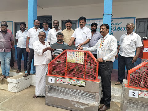 ಆನೇಕಲ್​ನ ಪಶುವೈದ್ಯಕಿಯ ಸೇವಾ ಇಲಾಖೆ ಹಾಗೂ ಆಸ್ಪತ್ರೆಯಲ್ಲಿ ರಿಯಾಯಿತಿ ದರದಲ್ಲಿ ರೈತರಿಗೆ  ಸರ್ಕಾರ ನೀಡುವ ಮೇವು ಕತ್ತರಿಸುವ ಯಂತ್ರವನ್ನು ಶಾಸಕ ಬಿ.ಶಿವಣ್ಣ ವಿತರಿಸಿದರು. ಪಶುವೈದ್ಯಕಿಯ ಇಲಾಖೆ ಸಹಾಯಕ ನಿರ್ದೇಶಕ ಶಿವರಾಮ ಪಾಟೀಲ್​, ಮುಖಂಡರಾದ ಎನ್​.ಎಸ್​.ಪದ್ಮನಾಭ, ರಾಜೇಂದ್ರ ಪ್ರಸಾದ್​, ಪ್ರವಿಣ್​ ರೆಡ್ಡಿ, ಬನಹಳ್ಳಿ ಅಭಿ, ಮಹಾಂತೇಶ್​, ರಾಜ್​ ಬಹದ್ದೂರ್​ ಇದ್ದರು. 