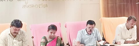 ವೇಮಗಲ್​ ಪಪಂ ಸಭಾಂಗಣದಲ್ಲಿ ಹಮ್ಮಿಕೊಂಡಿದ್ದ ಸಾಮಾನ್ಯ ಸಭೆಯಲ್ಲಿ ಪಪಂ ಅಧ್ಯೆ ಡಿ.ಅನುಷಾ, ಉಪಾಧ್ಯಕ್ಷ ಸಿ.ಎಸ್​ ವೆಂಕಟೇಶ್​, ಸ್ಥಾಯಿ ಸಮಿತಿ ಅಧ್ಯಕ್ಷ ವಿ.ಎಂ ನಾಗೇಶ್​, ಮುಖ್ಯಾಧಿಕಾರಿ meeting ಎಸ್​.ಎಂ ವೆಂಕಟೇಶ್​ ಇದ್ದರು. 