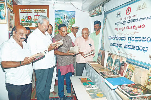   ಮೈಸೂರು ಆರ್ಟ್ ಗ್ಯಾಲರಿಯಲ್ಲಿ ಭಾನುವಾರ ಆಯೋಜಿಸಿದ್ದ ಮನೆಗೊಂದು ಗ್ರಂಥಾಲಯ ಅನುಷ್ಠಾನ ಕಾರ್ಯಕ್ರಮದಲ್ಲಿ ಡಾ.ಮಾನಸ, ಮ.ಗು. ಸದಾನಂದಯ್ಯ,  ಎಂ.ಚಂದ್ರಶೇಖರ್,  ಎಲ್.ಶಿವಲಿಂಗಪ್ಪ  ಇದ್ದರು.